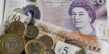 Sterling rises as BoE rate hike bets strengthen amid inflation concerns