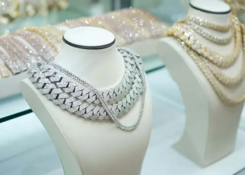 Silver rally stalls near $62, but oil’s slide may stop a deeper rout