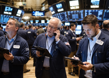 Dow falls nearly 400 points as chip selloff deepens, Wall Street posts weekly loss